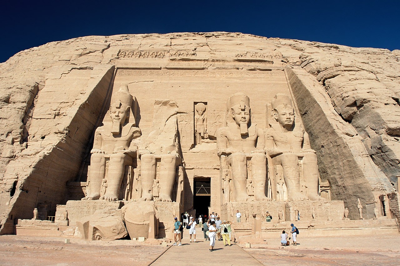 اضغط على الصورة لعرض أكبر. 

الإسم:	Abu_Simbel,_Ramesses_Temple,_front,_Egypt,_Oct_2004.jpg 
مشاهدات:	102 
الحجم:	364.3 كيلوبايت 
الهوية:	3457574
